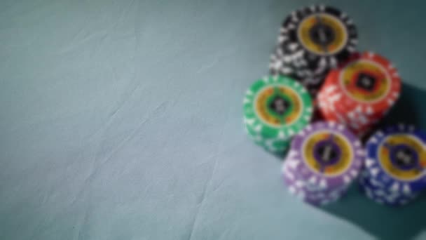 Spelar poker kort spel. Chips i casino för satsning. — Stockvideo