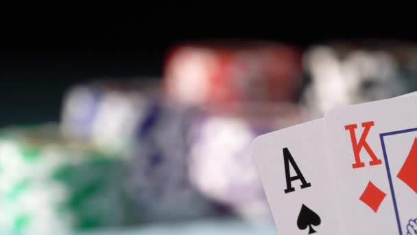 Spelar poker kort spel. Chips i casino för satsning. — Stockvideo