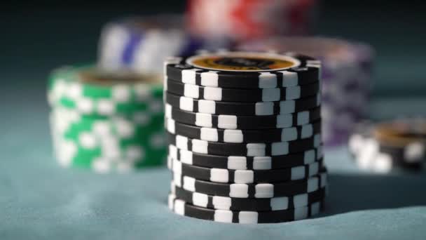 SAINT-PETERSBURG, ΡΩΣΙΑ - 27 ΑΠΡΙΛΙΟΥ 2020: Καζίνο πόκερ ή ρουλέτα μάρκες παιχνιδιών — Αρχείο Βίντεο
