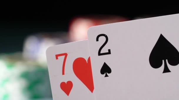 Jouer au poker jeu de carte. Jetons dans le casino pour parier . — Video