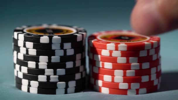 SAINT-PETERSBURG, RUSSIA - 27 Nisan 2020: Kumarhane pokeri veya rulet oyun fişleri — Stok video