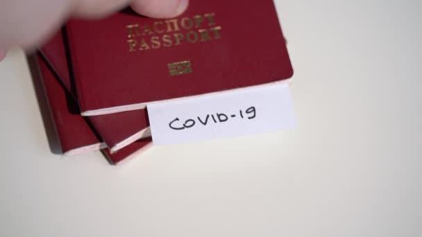 Covid-19 märkta pass för personer med coronavirus test — Stockvideo