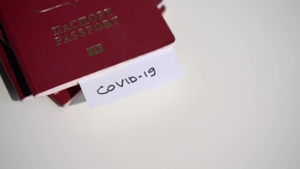Paspor bertanda Covid-19 orang dengan tes coronavirus — Stok Video