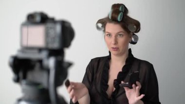 Genç kadın nüfuzlu blogcu kamera stüdyosunda video blogu oluştururken video çekiyor