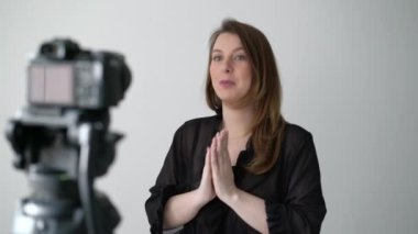 Genç kadın nüfuzlu blogcu kamera stüdyosunda video blogu oluştururken video çekiyor