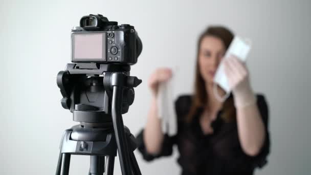Молода жінка, яка впливає блогер, приймає відео-вхід з маскою кованого коронавірусу-19 — стокове відео