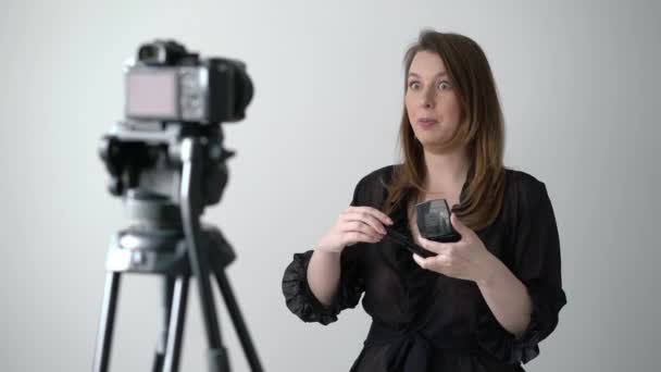 Mujer joven influencer blogger tomando video en estudio de cámara creando video blog — Vídeo de stock