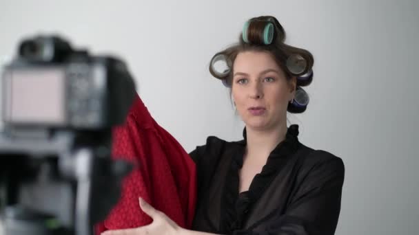 Jonge vrouw influencer blogger het nemen van video op camera studio maken video blog — Stockvideo