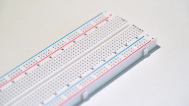 Ekmek tahtası elektronik ekipman model plakası. DIY proje arduino programlama