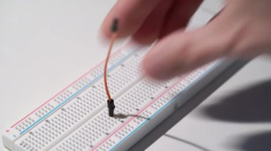 Ekmek tahtası elektronik ekipman model plakası. DIY proje arduino programlama
