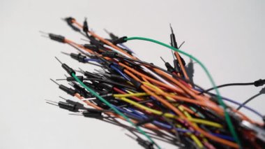 Ekmek tabağı prototipi için kablo bağlayıcılar. DIY proje elektroniği