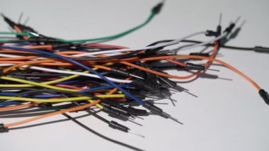 Ekmek tabağı prototipi için kablo bağlayıcılar. DIY proje elektroniği