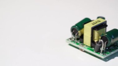 İzole edilmiş güç modeli. Diy Enginarduino için elektronik bileşenler