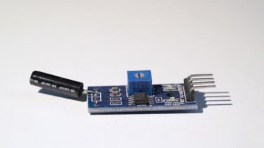 Elektronik mühendislik arduinosu için titreşim sensör modülü. diy için bileşenler.
