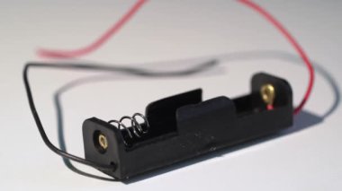 AA hücreleri için pil kutusu. Alkalin gücü için plastik kutu tutucu