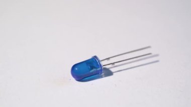 Mavi uçlu elektronik bileşen beyaz arkaplanda izole edildi