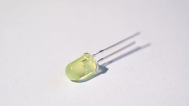 Sarı uçlu elektronik bileşen beyaz arkaplanda izole edildi