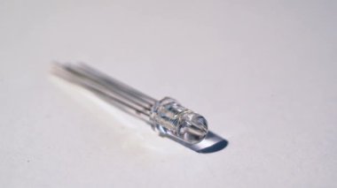 Beyaz rgb öncülüğünde elektronik bileşen beyaz arkaplanda izole edildi