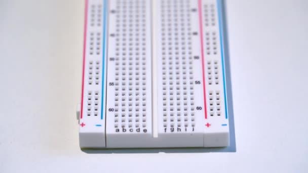 Ekmek tahtası elektronik ekipman model plakası. DIY proje arduino programlama — Stok video