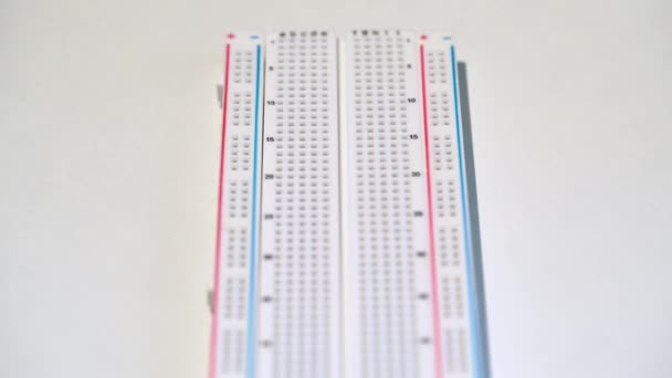 Breadboard elektronica apparatuur mockup plaat. DIY project arduino programmering — Stockvideo