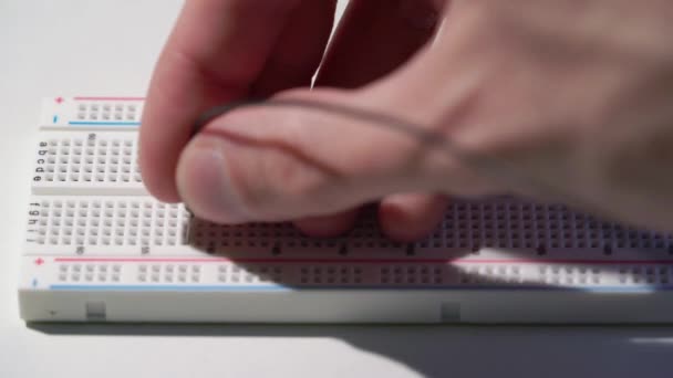 Equipo electrónico de tableros de pan placa de maqueta. Proyecto de bricolaje arduino programación — Vídeo de stock