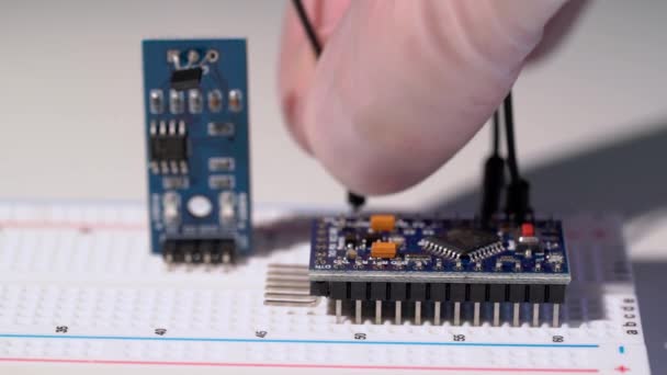 Breadboard prototyping met microcontroller arduino componenten en draad jumpers — Stockvideo