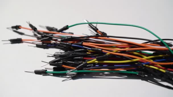 Saltadores de cables para maqueta prototipo de placa de pan. Electrónica de proyecto DIY — Vídeos de Stock