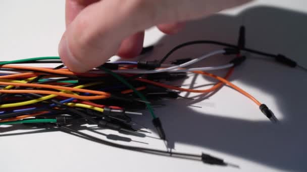 Saltadores de cables para maqueta prototipo de placa de pan. Electrónica de proyecto DIY — Vídeos de Stock