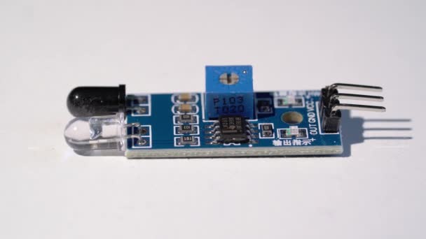 Infraröd hinder undvikande sensormodul för arduino, ir sensor — Stockvideo