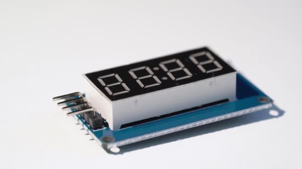 Módulo de exibição digital eletrônico para componentes diy arduino — Vídeo de Stock