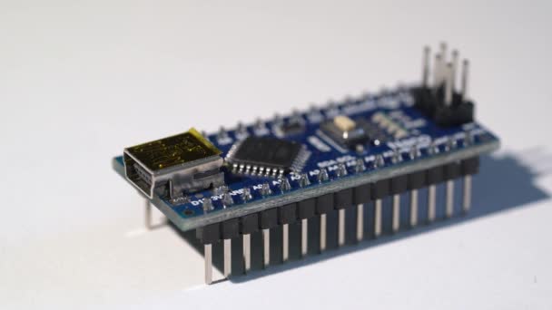Микроконтроллер для прототипов электронной техники arduino nano — стоковое видео