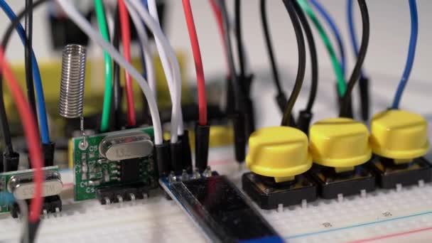 Breadboard prototyp med microcontroller arduino komponenter och tråd hoppare — Stockvideo