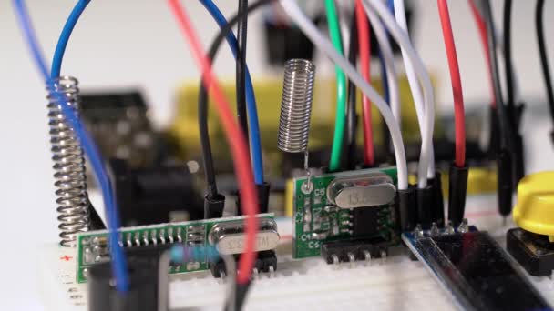 Breadboard prototyp med microcontroller arduino komponenter och tråd hoppare — Stockvideo