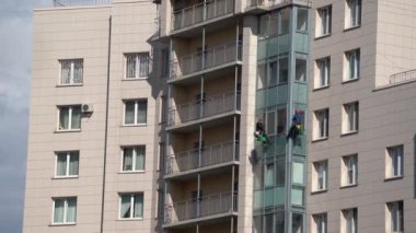 SAINT-PETERSBURG, RUSYA - 7 Mayıs 2020: Tırmanışçılar, cam temizleyicileri