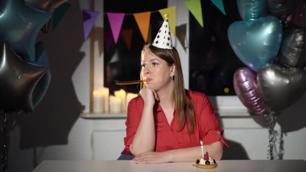 Mujer joven celebrando su cumpleaños sola. Triste aburrido y cansado chica bday — Vídeo de stock