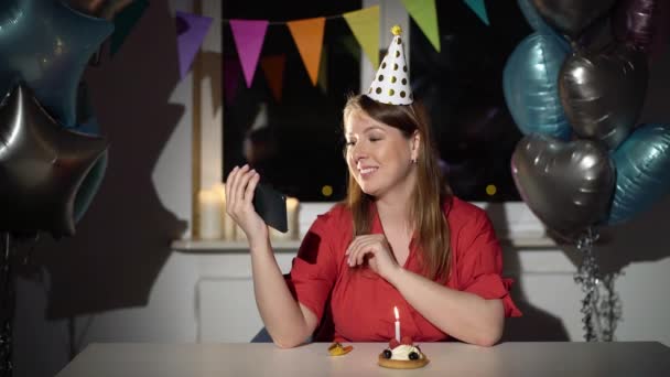 Mladá žena slaví své narozeniny sama. Použití videokalonu mobilního telefonu — Stock video