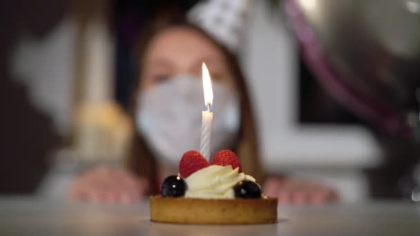 Young woman celebrating her birthday alone. Girl in protective medical mask — Stock Video