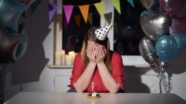Junge Frau weint allein auf ihrer Geburtstagsparty. Einsamkeit trauriges Mädchen — Stockvideo