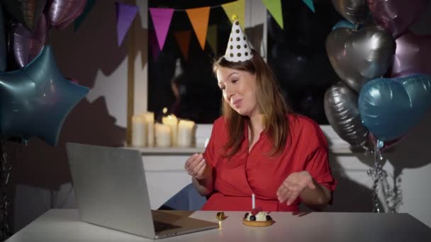 Mladá žena slaví své narozeniny sama. Použití notebooku — Stock video