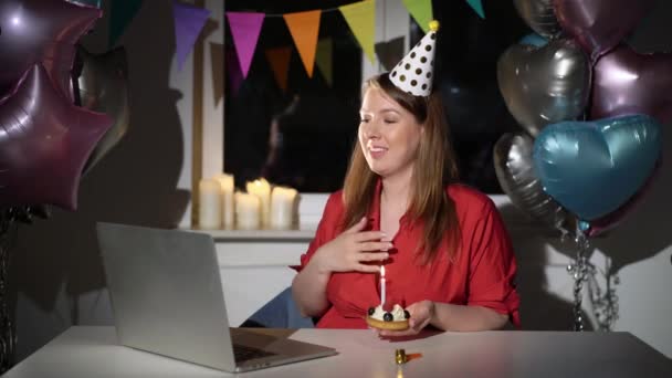 Genç bir kadın doğum gününü yalnız kutluyor. Dizüstü bilgisayar web kamerası kullanılıyor — Stok video