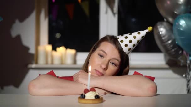 Genç bir kadın doğum gününü yalnız kutluyor. Üzgün, sıkkın ve yorgun bir kız. — Stok video