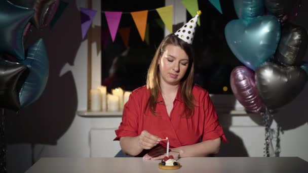 Uma jovem que celebra o seu aniversário sozinha. Triste entediado e cansado menina bday — Vídeo de Stock