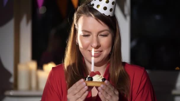 Uma jovem que celebra o seu aniversário sozinha. Feliz menina bday com balões de bolo — Vídeo de Stock