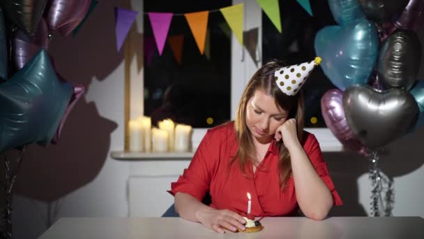 Mladá žena slaví své narozeniny sama. Smutná znuděná a unavená dívka bday — Stock video