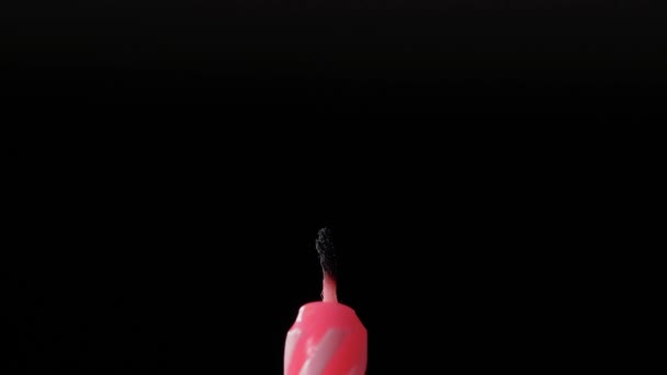 검은 배경에서 생일 케이크를 불어 축하하는 촛불 놀이 — 비디오