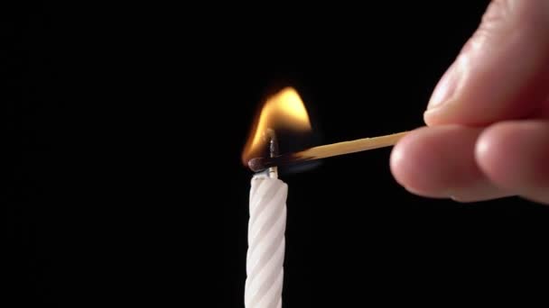 Svíčka oheň na oslavu narozeninový dort foukání na černém pozadí izolované — Stock video