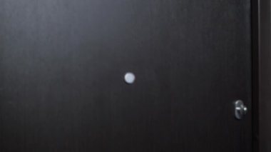 Restorandan bir kutu japan yemeği ve suşi getiren teslimatçı. Kurye teslimatı