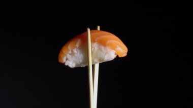 Japon geleneksel suşisi ve somon..