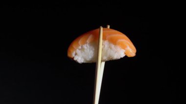 Japon geleneksel suşisi ve somon..