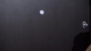 Kutulu teslimatçı. Tıbbi maske takan kurye kız salgını.
